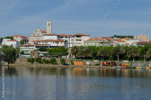 Mirandela vista desde la margen opuesta del rio Tua. Distrito de Bragança. Tras-os-Montes. Portugal.