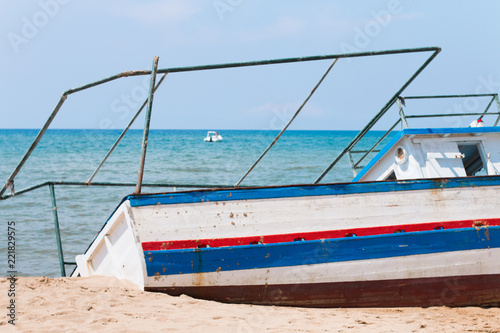barcone immigrati abbandonata sulla spiaggia della sicilia