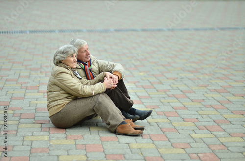 Fototapeta Naklejka Na Ścianę i Meble -  Portrait of senior couple sitting in park