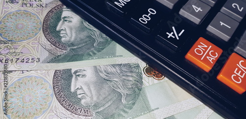 Kalkulator i polskie banknoty 100 zł