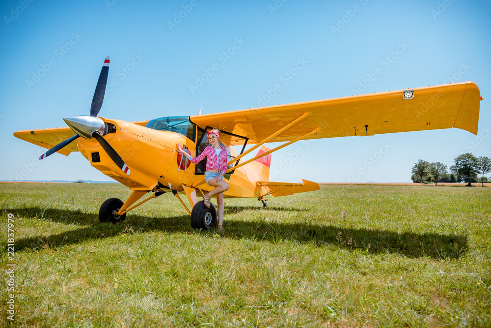 La Baby Pinup devant l'avion jaune La Baby Pinup devant l'avion jaune