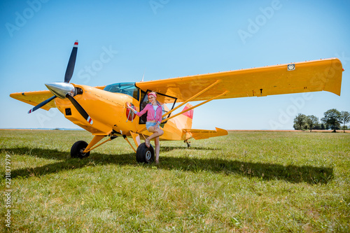 La Baby Pinup devant l'avion jaune