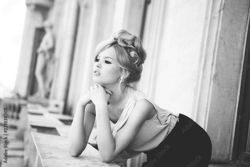 Φωτογραφία Portrait of Beautiful Blond Woman with Long Hair and Clean Skin