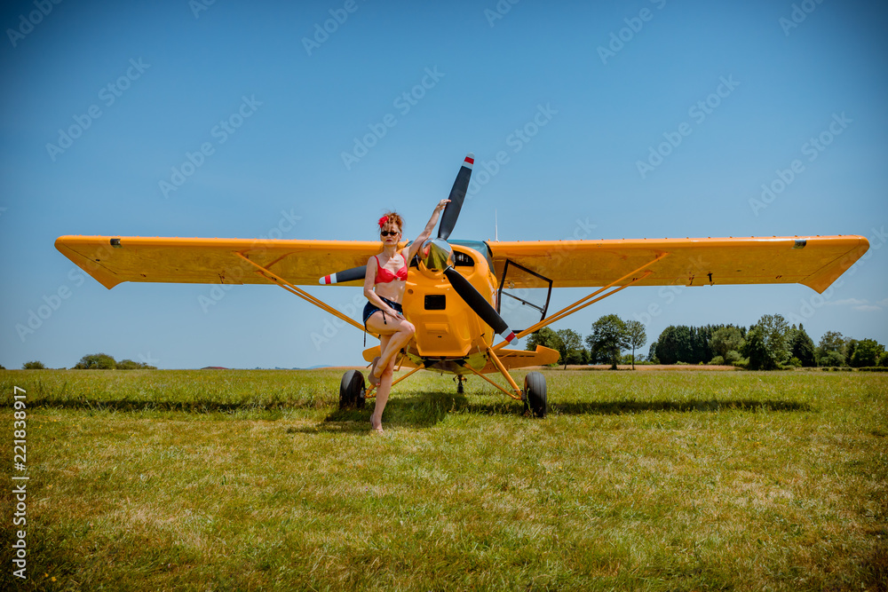 La Pinup devant l'avion jaune La Pinup devant l'avion jaune