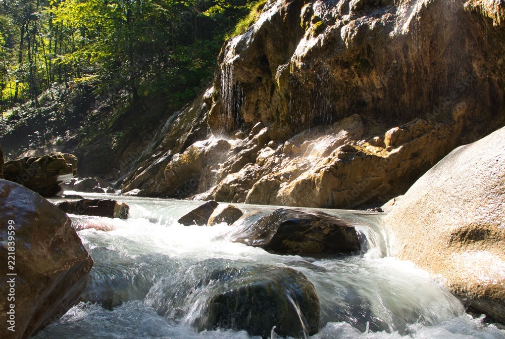 Felsen, Wasserfälle und wilde Schlucht