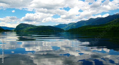  lake with clear water