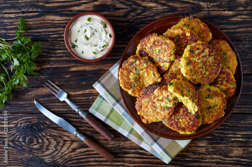 Foto fried corn fritters on a plate