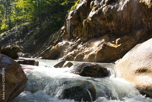 Obraz na płótnie Felsen, Wasserfälle und wilde Schlucht w salonie