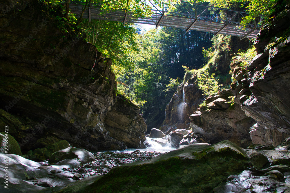 Canyon in Europa mit Brücke