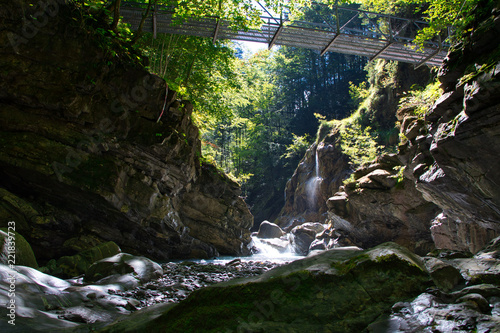 Obraz na płótnie Canyon in Europa mit Brücke w salonie