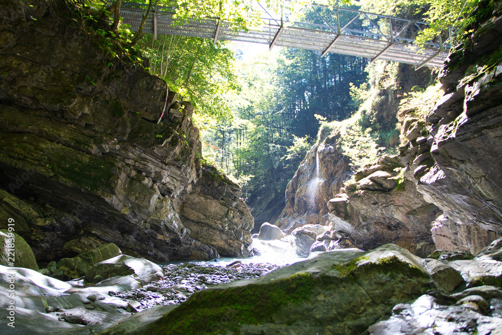Brücke, Sonne, Canyon und Wasser