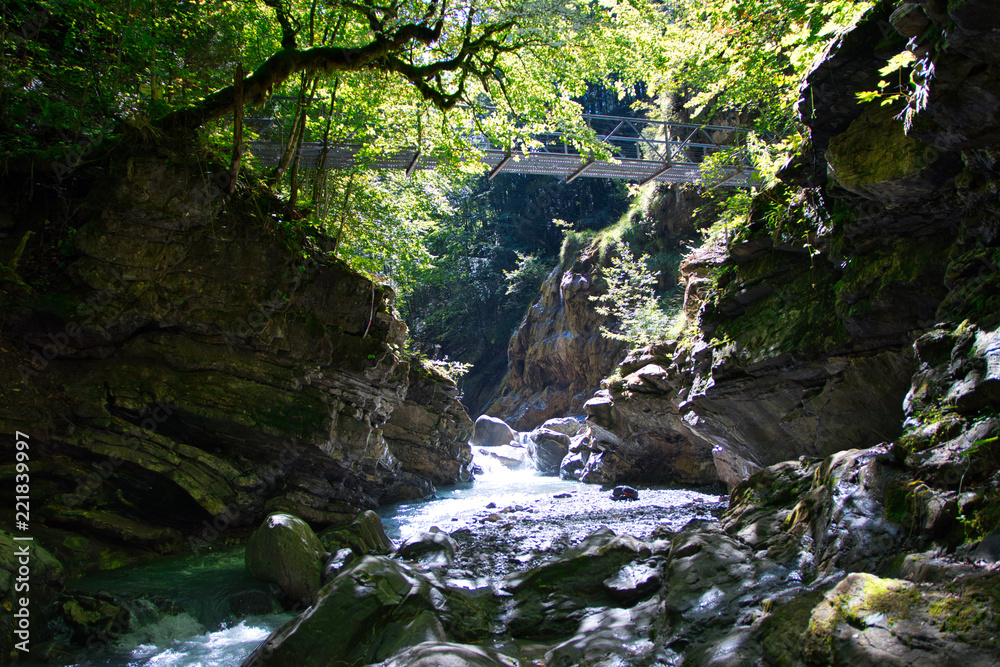 Brücke, Sonnenstrahlen und kleine Schlucht