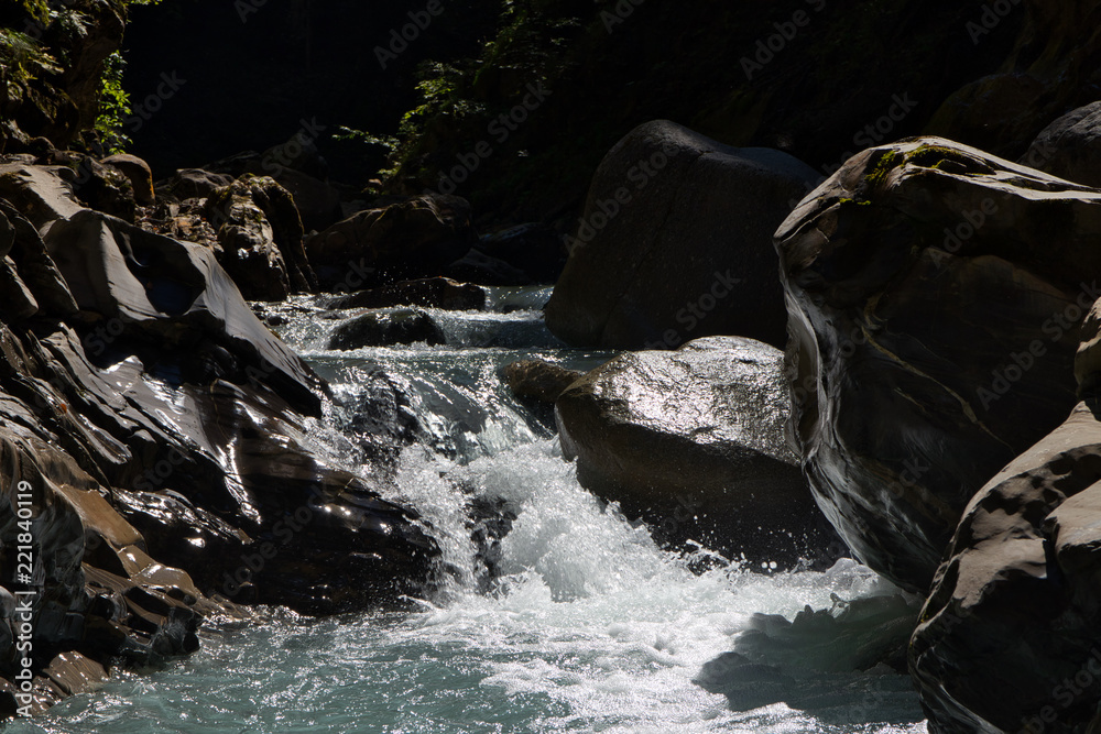 Wasserfälle, Bach und Felsen