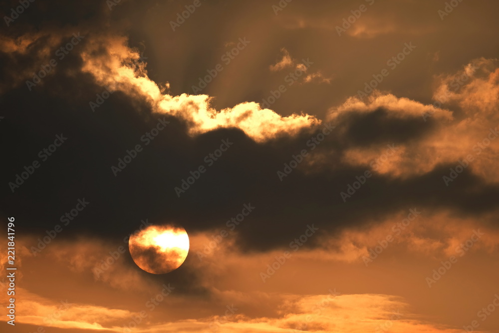 Obraz premium Sonnenuntergang mit Sonnenstrahlen