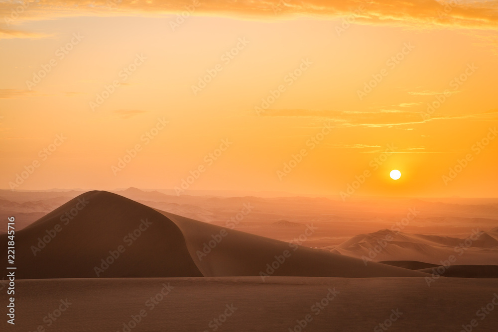 Coucher de soleil et dunes de sable dans le désert de Huacachina au Pérou Aventure Excursion Coucher de soleil et dunes de sable dans le désert de Huacachina au Pérou Aventure Excursion