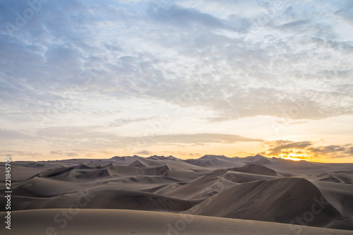 Coucher de soleil et dunes de sable dans le d  sert de Huacachina au P  rou Aventure Excursion 