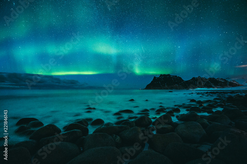 Obraz na płótnie Amazing Aurora Borealis at Uttakleiv Beach in winter, Lofoten Islands, Norway, Scandinavia w salonie