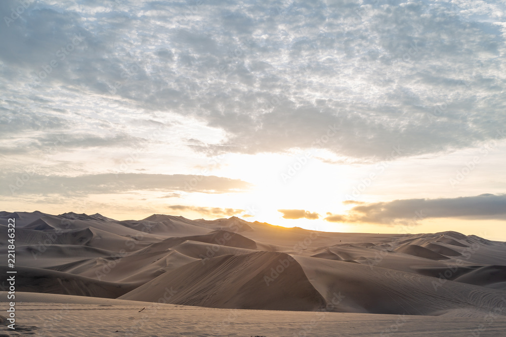 Coucher de soleil et dunes de sable dans le désert de Huacachina au Pérou Aventure Excursion 