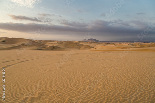 Coucher de soleil et dunes de sable dans le désert de Huacachina au Pérou Aventure Excursion 