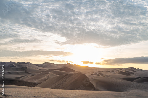 Coucher de soleil et dunes de sable dans le désert de Huacachina au Pérou Aventure Excursion 