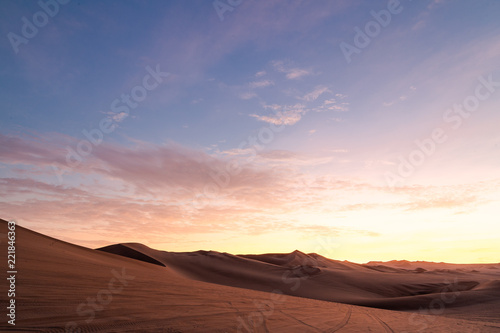 Coucher de soleil dans le désert de Huacachina au Pérou Aventure Excursion 