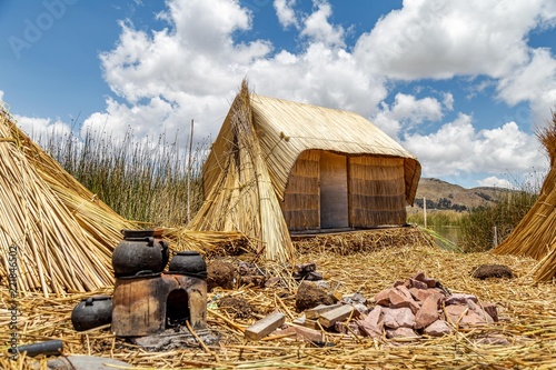 Maison hutte traditionnelle en paille sur le Lac Titicaca à Puno au Pérou photo