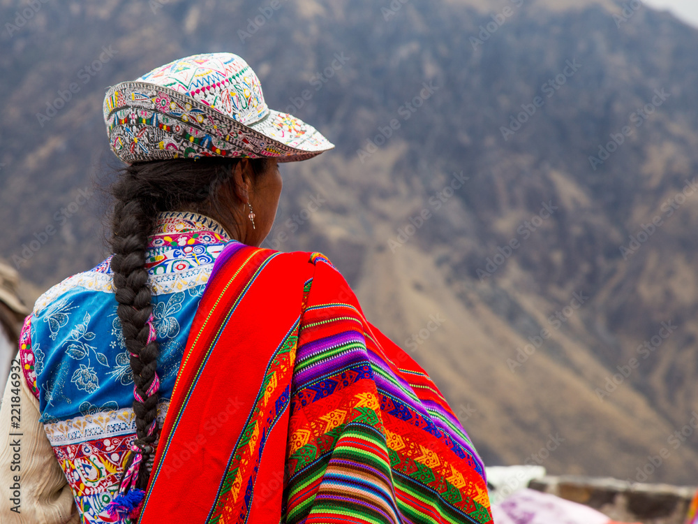 Silhouette de femme Tresse Péruvienne en vêtements traditionnels au Canyon  de Colca Pérou Stock Photo | Adobe Stock