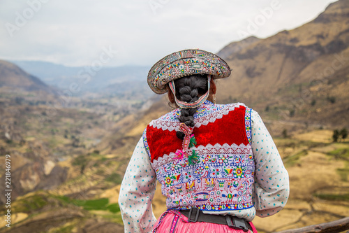 Silhouette de femme Tresse Péruvienne en vêtements traditionnels au Canyon de Colca Pérou