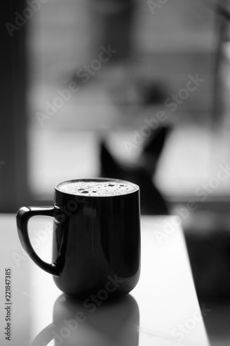 Kubek z kawą na białej ławie