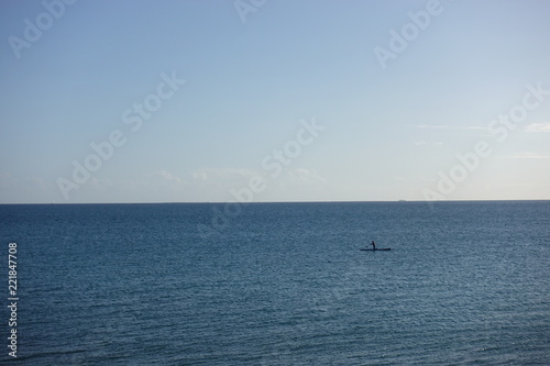 小さなヨットで海を駆ける一人の人 © gypsyhirano