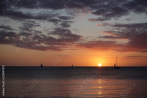 地平線に浮かぶ夕日とヨット © gypsyhirano
