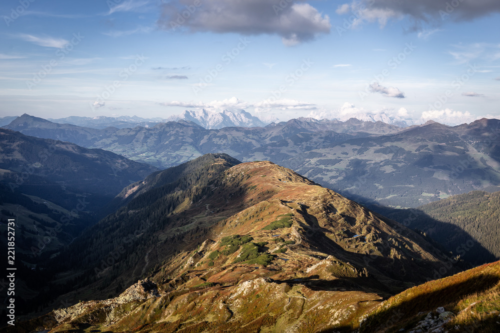 Fototapeta premium Ausblick auf die Berglandschaft im Herbst