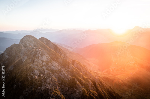 Morgenlicht am Berg im Sommer