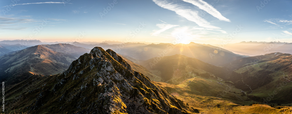 Obraz premium Górska panorama latem o wschodzie słońca