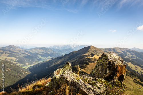 Stein mit Berglandschaft im Hintergrund