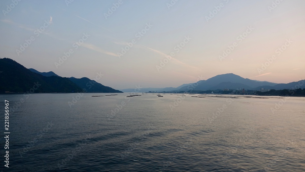 Bootsfahrt im Sonnenuntergang nach Miyjima, Insel der Inlandssee in Japan 
