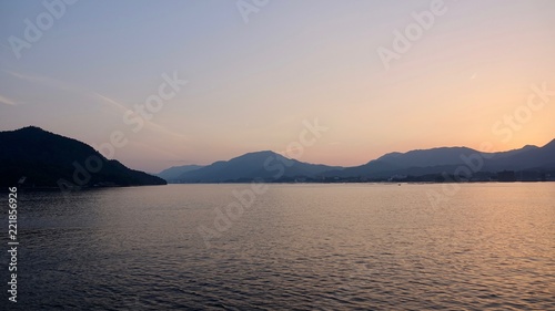 Bootsfahrt im Sonnenuntergang nach Miyjima, Insel der Inlandssee in Japan 