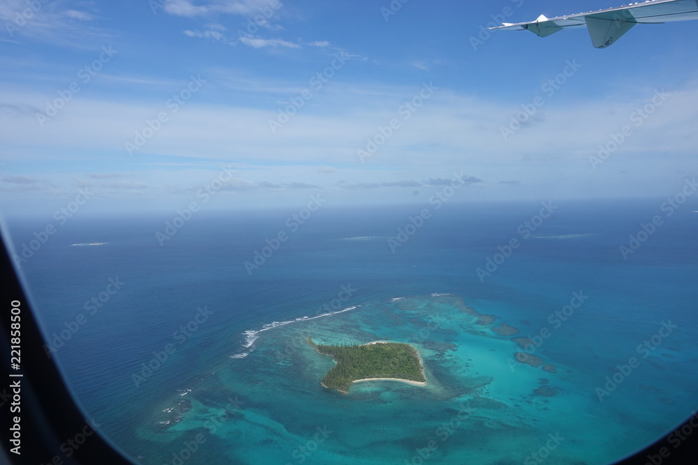 飛行機から見下ろすポリネシアの海と島