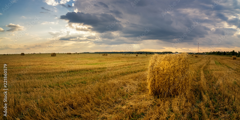 осенний пейзаж в поле с сеном вечером, Россия, Урал