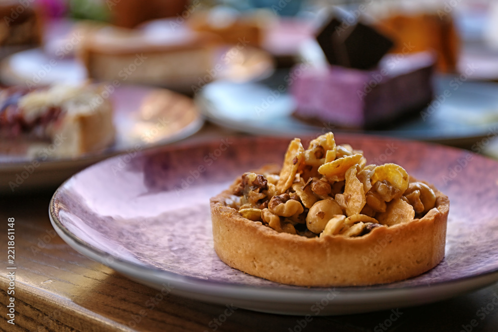 Obraz premium Plate with delicious cake on wooden table