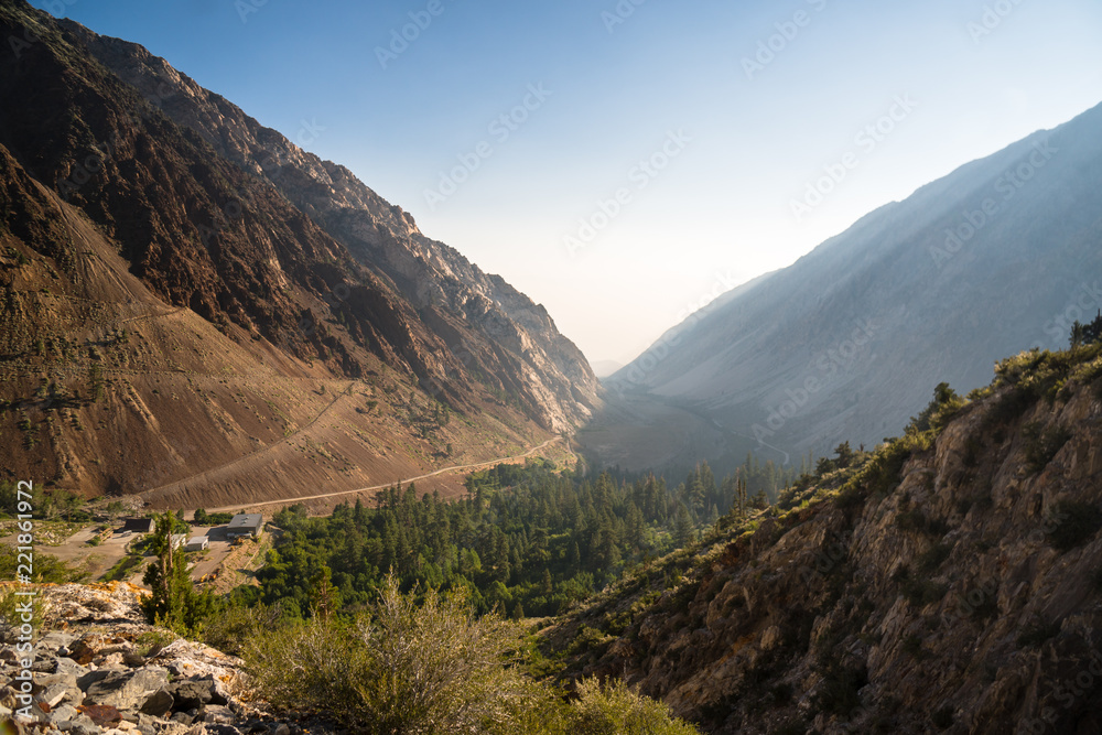Naklejka premium Dry dusty trail zig zagging up a desert mountain in California