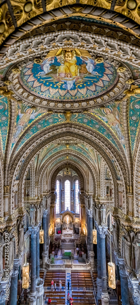Intérieur de la Basilique Notre-Dame-de-Fourvière à Lyon