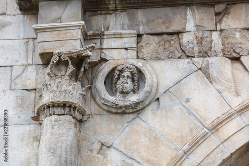 Detailaufnahme vom Augustusbogen in Rimini, Italien