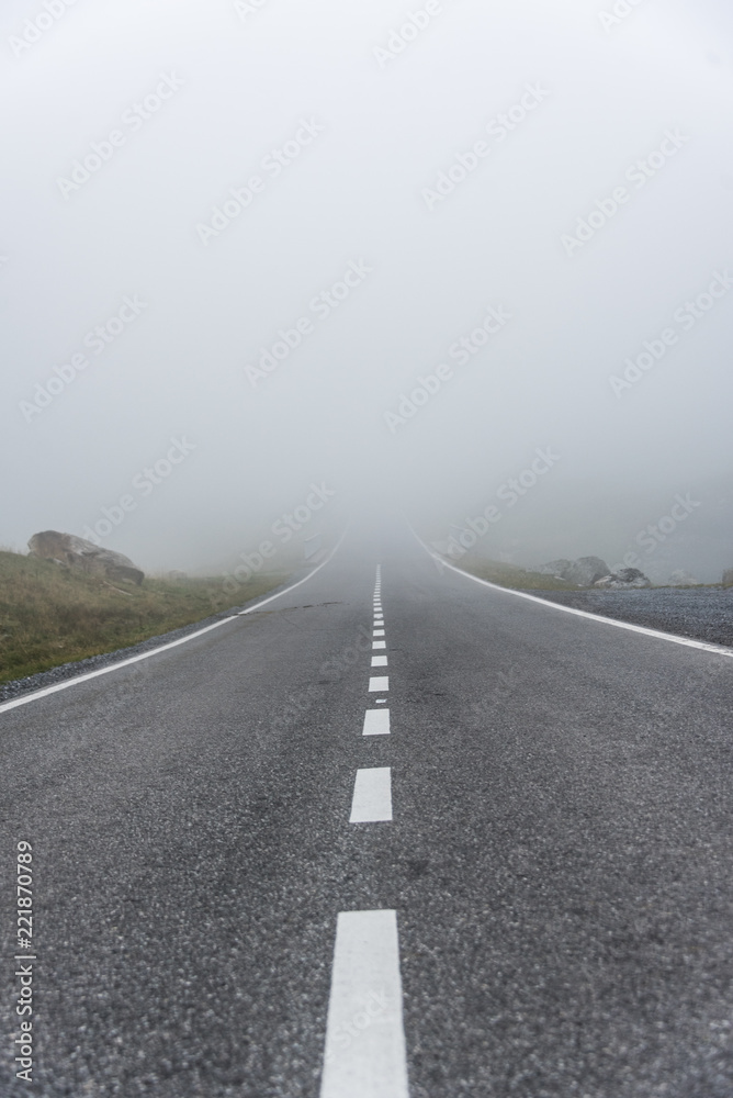 Fototapeta premium Straße ins Nichts