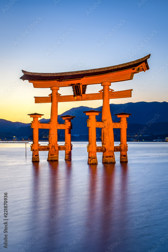 Naklejka premium Great Torii of Itsukushima shrine w Miyajima, Japonia