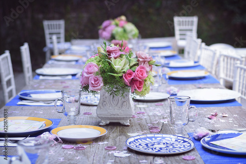 mesa de comida en el jardín con centro de mesa / flores