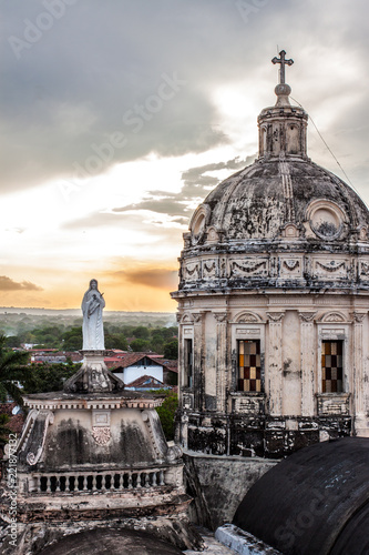 Sonnenuntergang an der Kathedrale Iglesia La Merced von Granada - Nicaragua