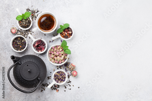 Różne herbaty i czajniczek. Herbata czarna, zielona i czerwona