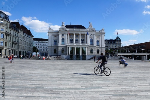 Opernplatz in Zürich in der Schweiz im Sommer