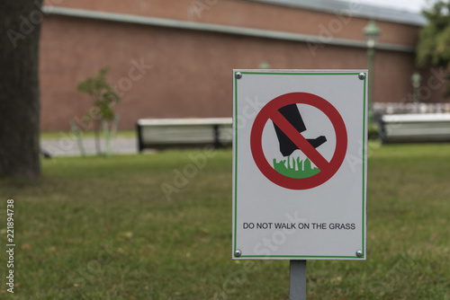 Sign at the Park, on the lawn not to go.